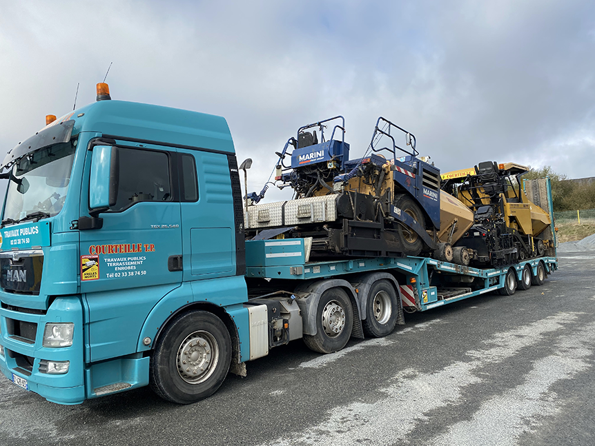 Porte engin avec 2 finisheurs Porte engin avec 2 finisheurs